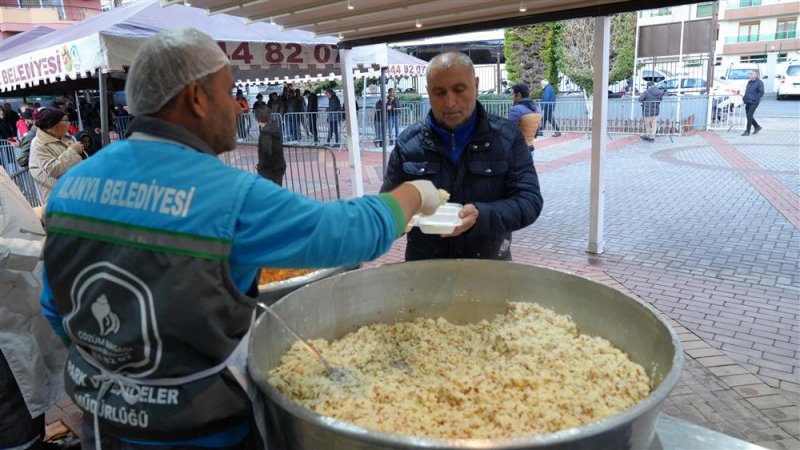 Alanya’da 3 noktada günlük 3 bin kişiye iftar sofrası