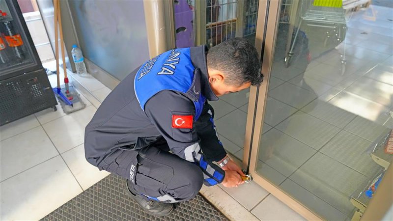 Alanya’da tarihi geçmiş bebek maması ve süt satan 2 zincir markete mühür