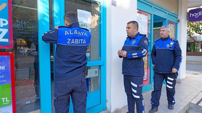 Alanya’da tarihi geçmiş bebek maması ve süt satan 2 zincir markete mühür