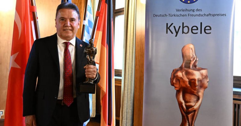 Başkan Muhittin Böcek “Kybele” Ödülünü Aldı