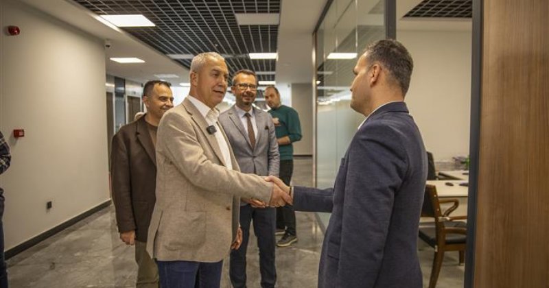 Başkan özçelik personelle bayramlaştı