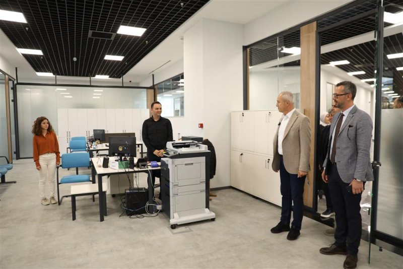 Başkan özçelik personelle bayramlaştı