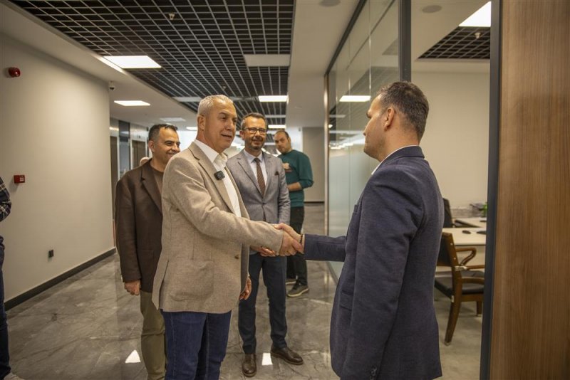 Başkan özçelik personelle bayramlaştı