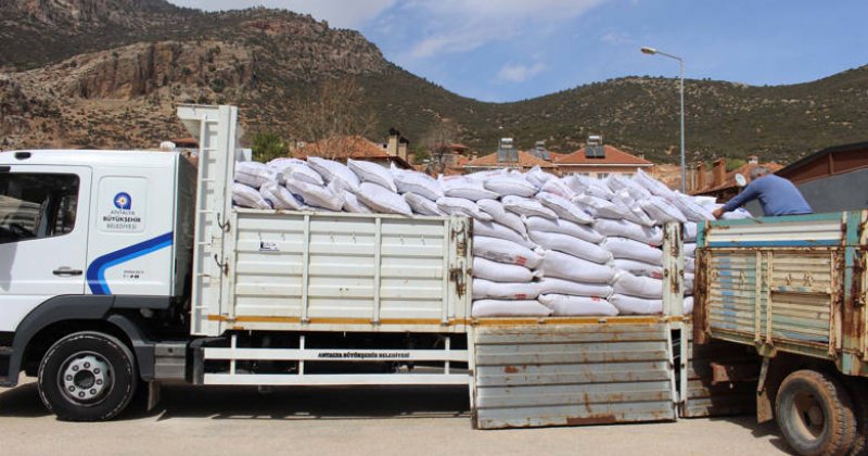 Büyükşehir’in Üreticilere Yem Desteği Sürüyor