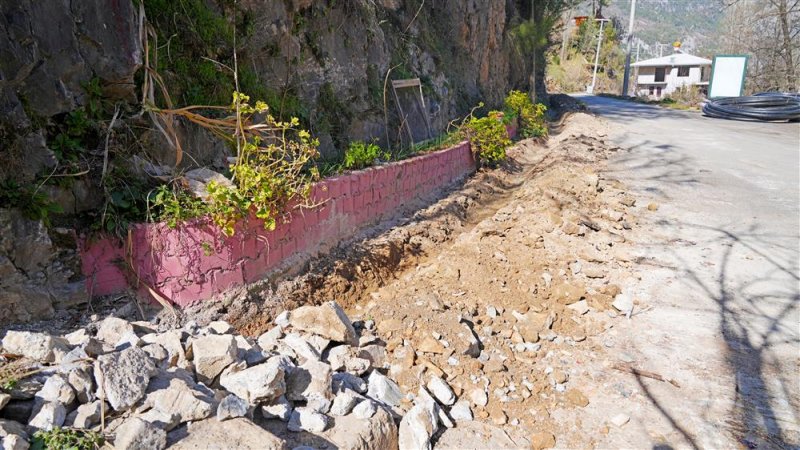 Dereköy’deki 40 yıllık boru hattını alanya belediyesi yeniliyor