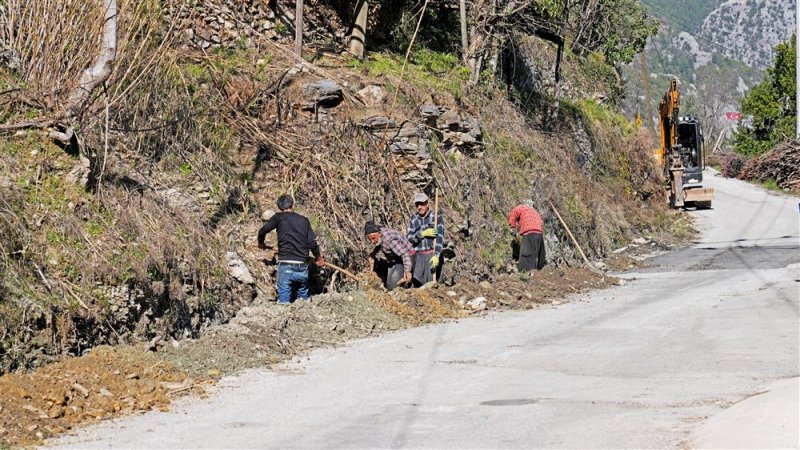 Dereköy’deki 40 yıllık boru hattını alanya belediyesi yeniliyor