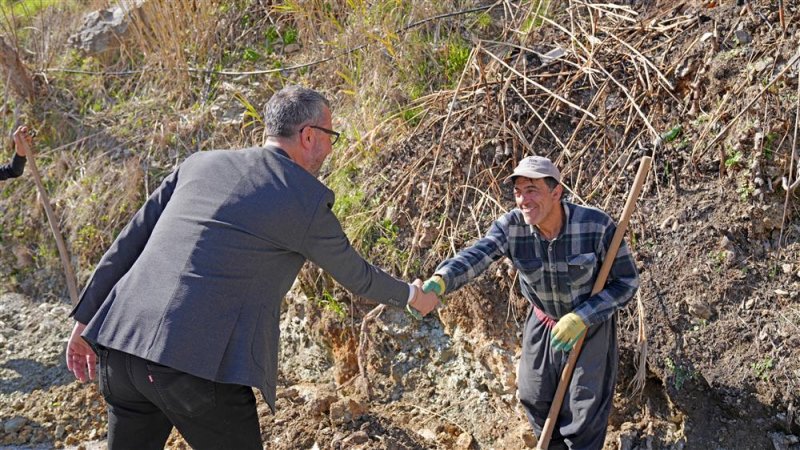 Dereköy’deki 40 yıllık boru hattını alanya belediyesi yeniliyor
