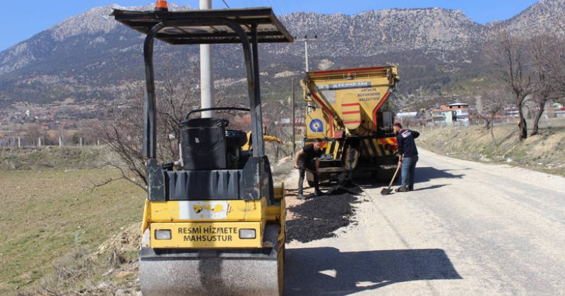 Elmalı’da Zarar Gören Ve Yıpranan Yollar Onarılıyor
