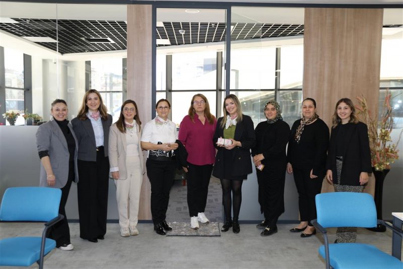 Kadın meclis üyelerinden anlamlı 8 mart kutlaması