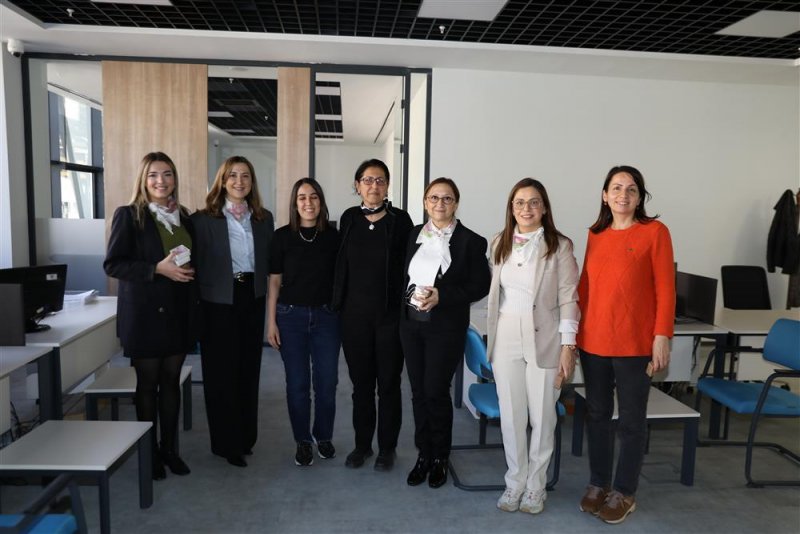 Kadın meclis üyelerinden anlamlı 8 mart kutlaması