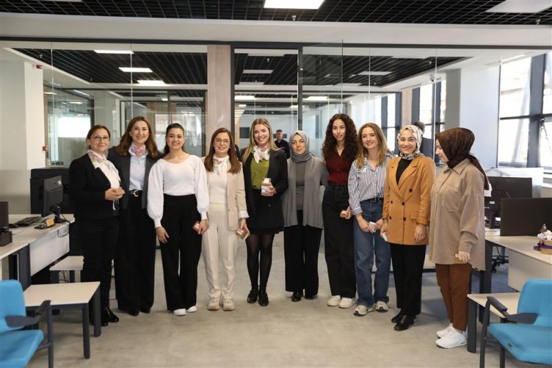 Kadın meclis üyelerinden anlamlı 8 mart kutlaması