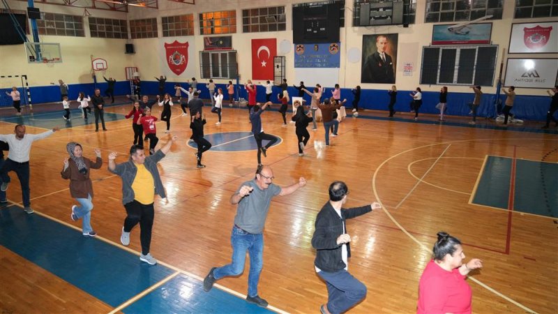 Zeybek kurslarının ikinci dönemi sertifika töreniyle tamamlandı