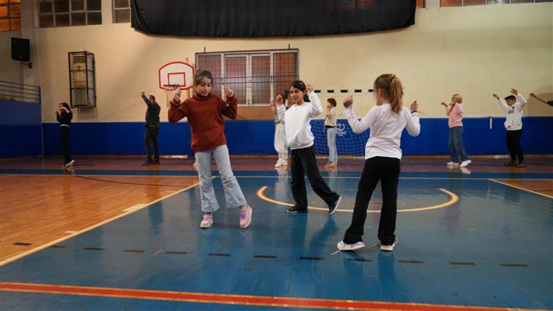 Zeybek kurslarının ikinci dönemi sertifika töreniyle tamamlandı