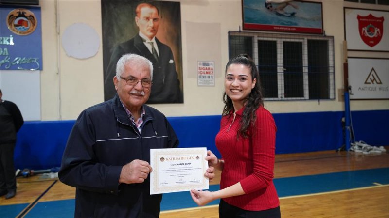 Zeybek kurslarının ikinci dönemi sertifika töreniyle tamamlandı