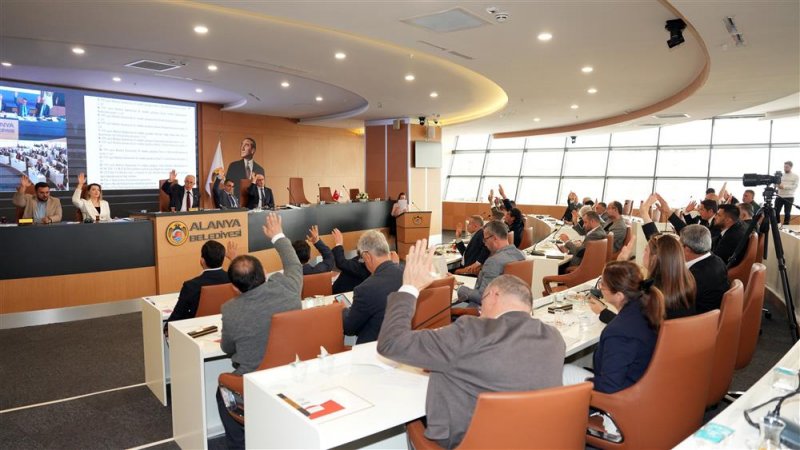 Alanya belediye meclisi'nden faaliyet raporuna onay başkan özçelik: bu kente yüzümüzü değil gönlümüzü döndük