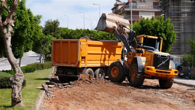 Alanya belediyesi teras yolu’nda sıcak asfalt çalışmalarına başladı