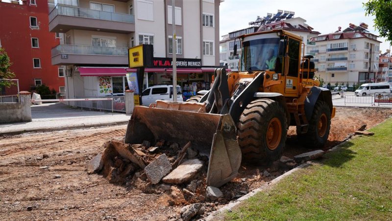 Alanya belediyesi teras yolu’nda sıcak asfalt çalışmalarına başladı