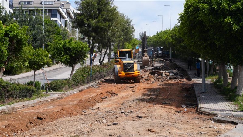 Alanya belediyesi teras yolu’nda sıcak asfalt çalışmalarına başladı