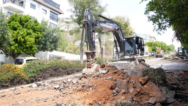 Alanya belediyesi teras yolu’nda sıcak asfalt çalışmalarına başladı