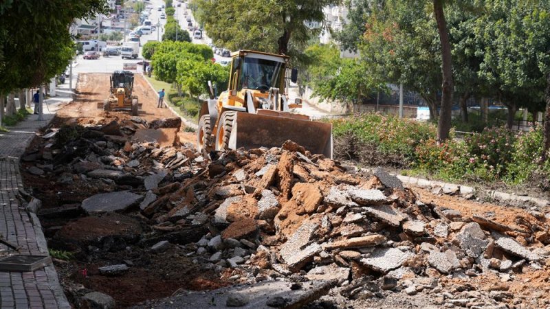 Alanya belediyesi teras yolu’nda sıcak asfalt çalışmalarına başladı
