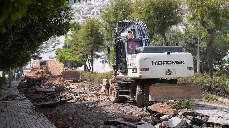 Alanya belediyesi teras yolu’nda sıcak asfalt çalışmalarına başladı