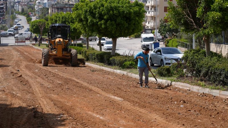 Alanya belediyesi teras yolu’nda sıcak asfalt çalışmalarına başladı
