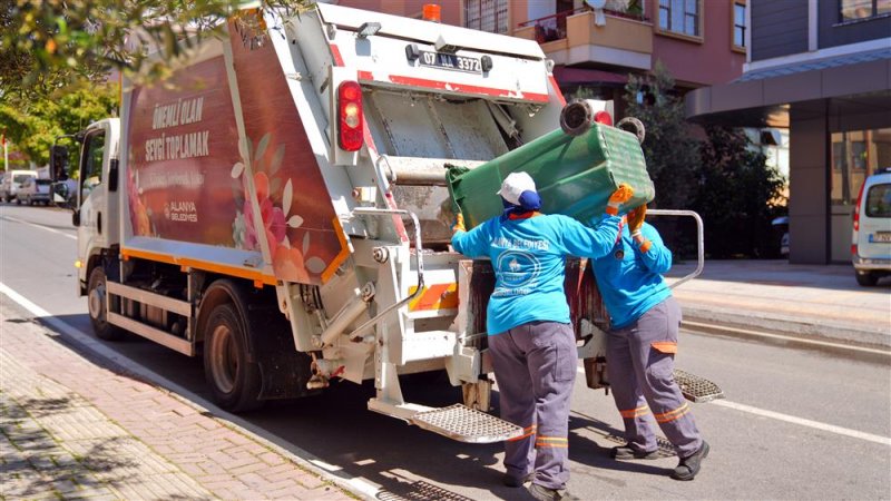 Alanya’da temizliğe kadın eli değdi