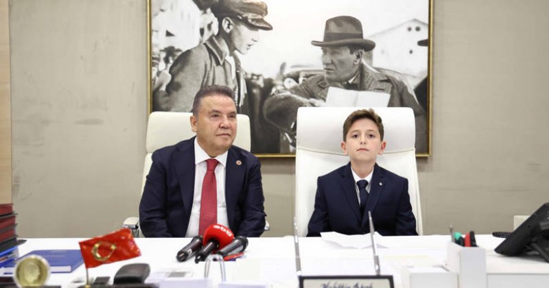 Başkan Böcek Makamını Çocuk Başkana Teslim Etti