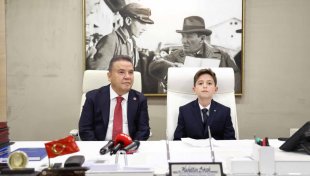 Başkan Böcek Makamını Çocuk Başkana Teslim Etti