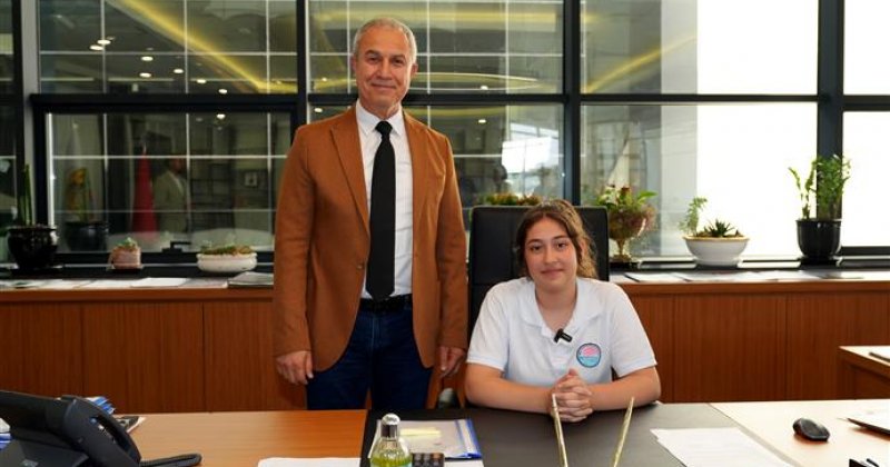Başkan özçelik koltuğunu sudenaz’a devretti