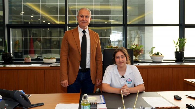 Başkan özçelik koltuğunu sudenaz’a devretti