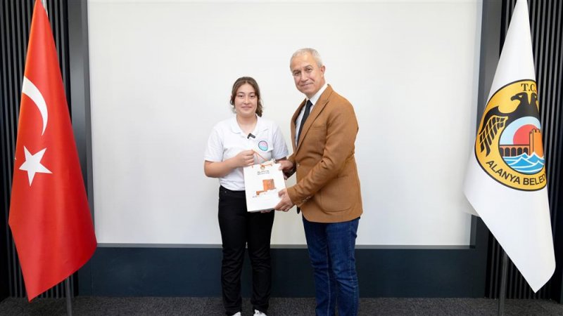 Başkan özçelik koltuğunu sudenaz’a devretti