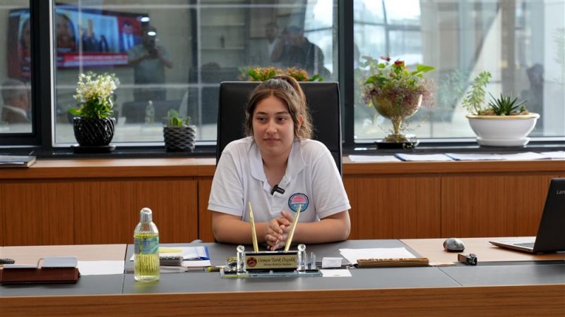 Başkan özçelik koltuğunu sudenaz’a devretti