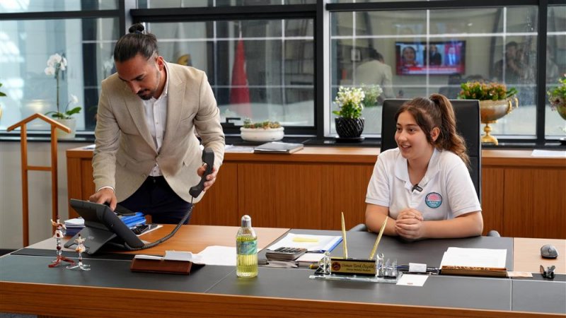 Başkan özçelik koltuğunu sudenaz’a devretti