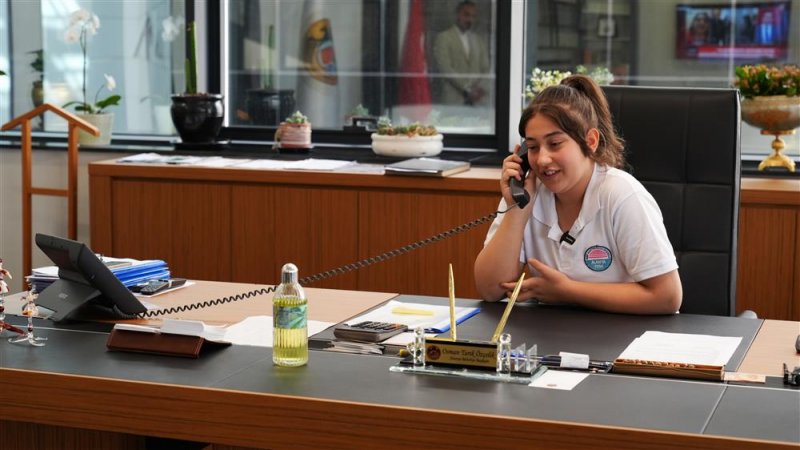 Başkan özçelik koltuğunu sudenaz’a devretti