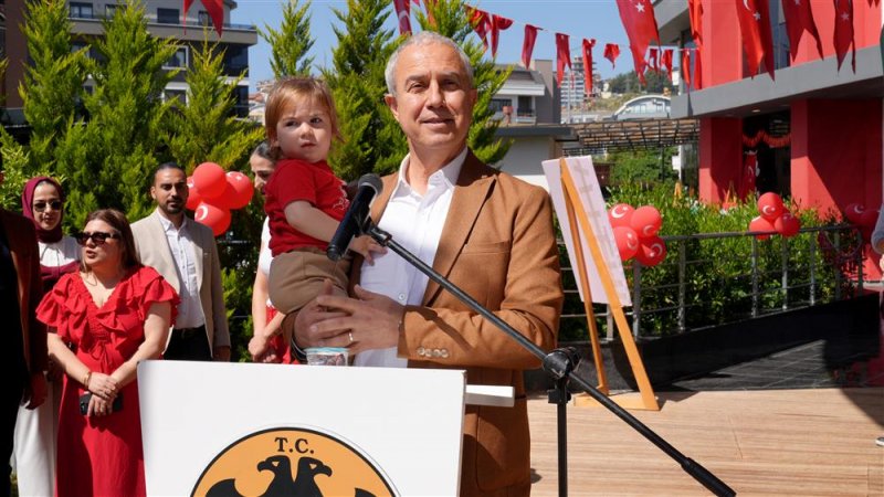 Başkan özçelik miniklerin 23 nisan coşkusuna ortak oldu