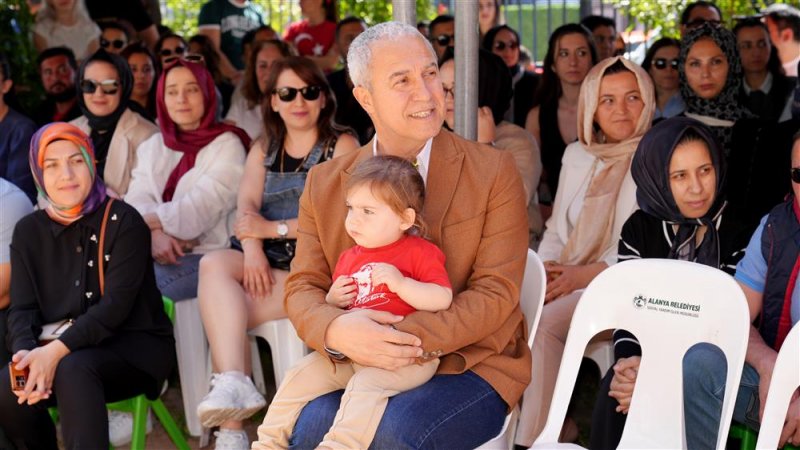 Başkan özçelik miniklerin 23 nisan coşkusuna ortak oldu