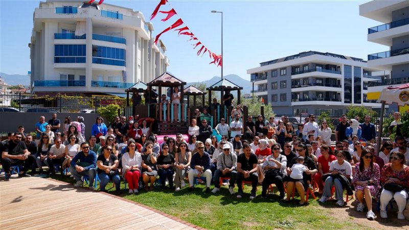 Başkan özçelik miniklerin 23 nisan coşkusuna ortak oldu