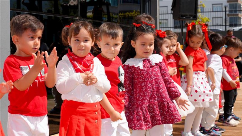 Başkan özçelik miniklerin 23 nisan coşkusuna ortak oldu