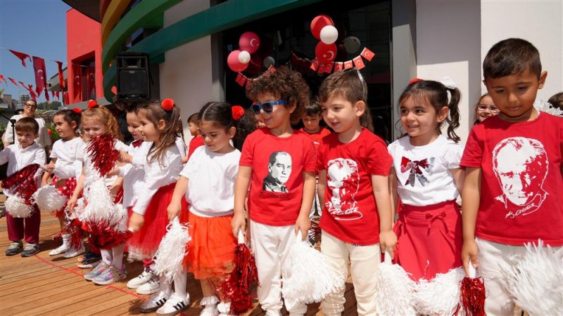 Başkan özçelik miniklerin 23 nisan coşkusuna ortak oldu