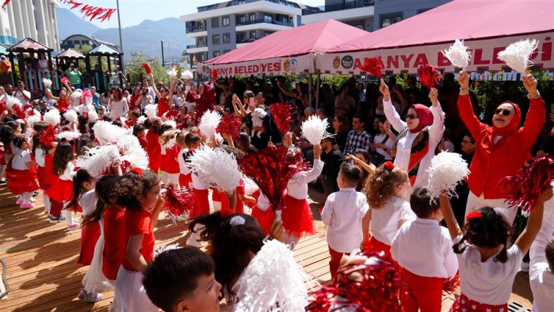 Başkan özçelik miniklerin 23 nisan coşkusuna ortak oldu