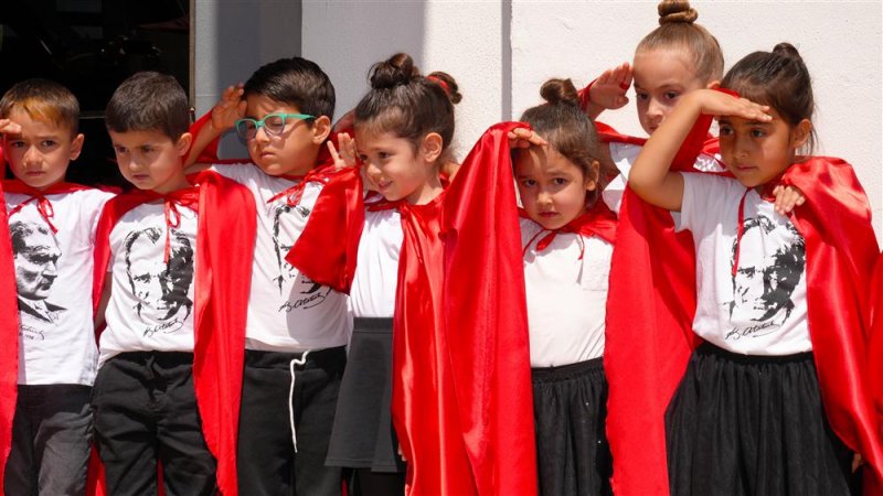 Başkan özçelik miniklerin 23 nisan coşkusuna ortak oldu