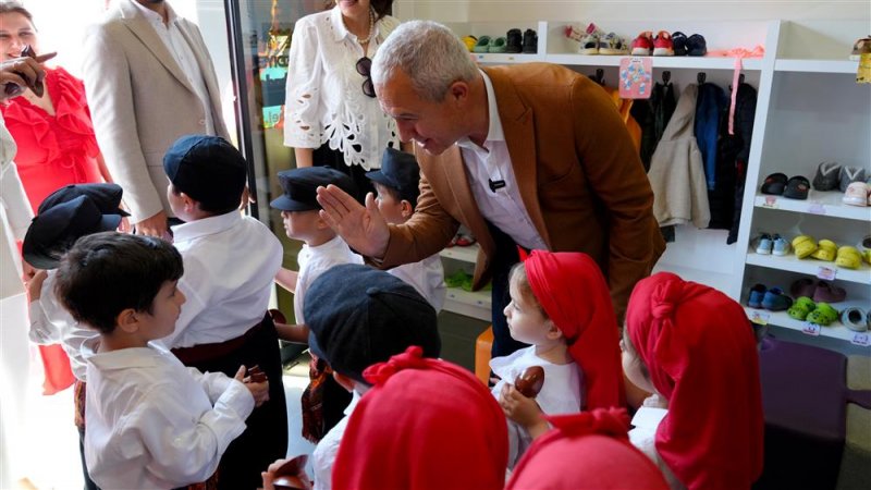 Başkan özçelik miniklerin 23 nisan coşkusuna ortak oldu