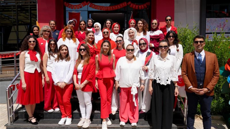 Başkan özçelik miniklerin 23 nisan coşkusuna ortak oldu