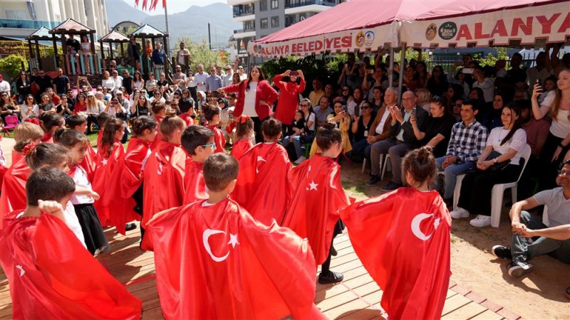 Başkan özçelik miniklerin 23 nisan coşkusuna ortak oldu
