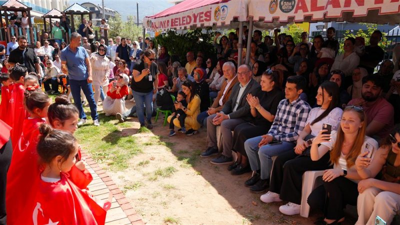 Başkan özçelik miniklerin 23 nisan coşkusuna ortak oldu