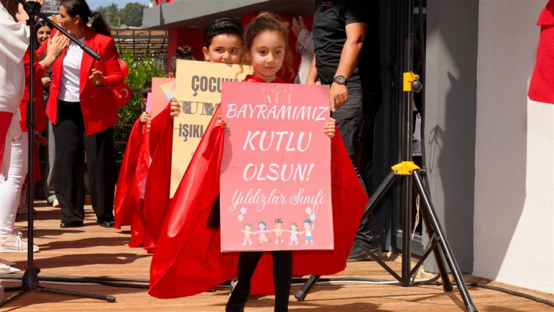 Başkan özçelik miniklerin 23 nisan coşkusuna ortak oldu