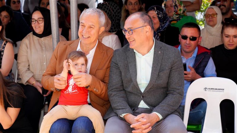 Başkan özçelik miniklerin 23 nisan coşkusuna ortak oldu