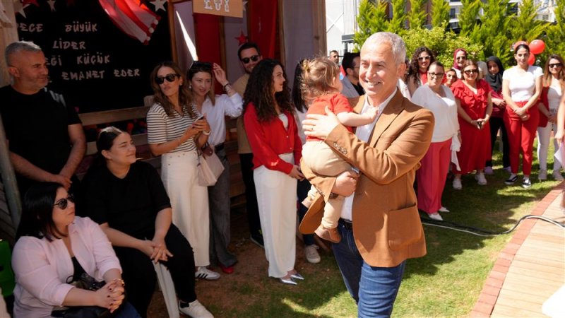 Başkan özçelik miniklerin 23 nisan coşkusuna ortak oldu