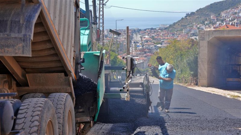 Başkan özçelik teras’taki asfalt çalışmasını yerinde inceledi
